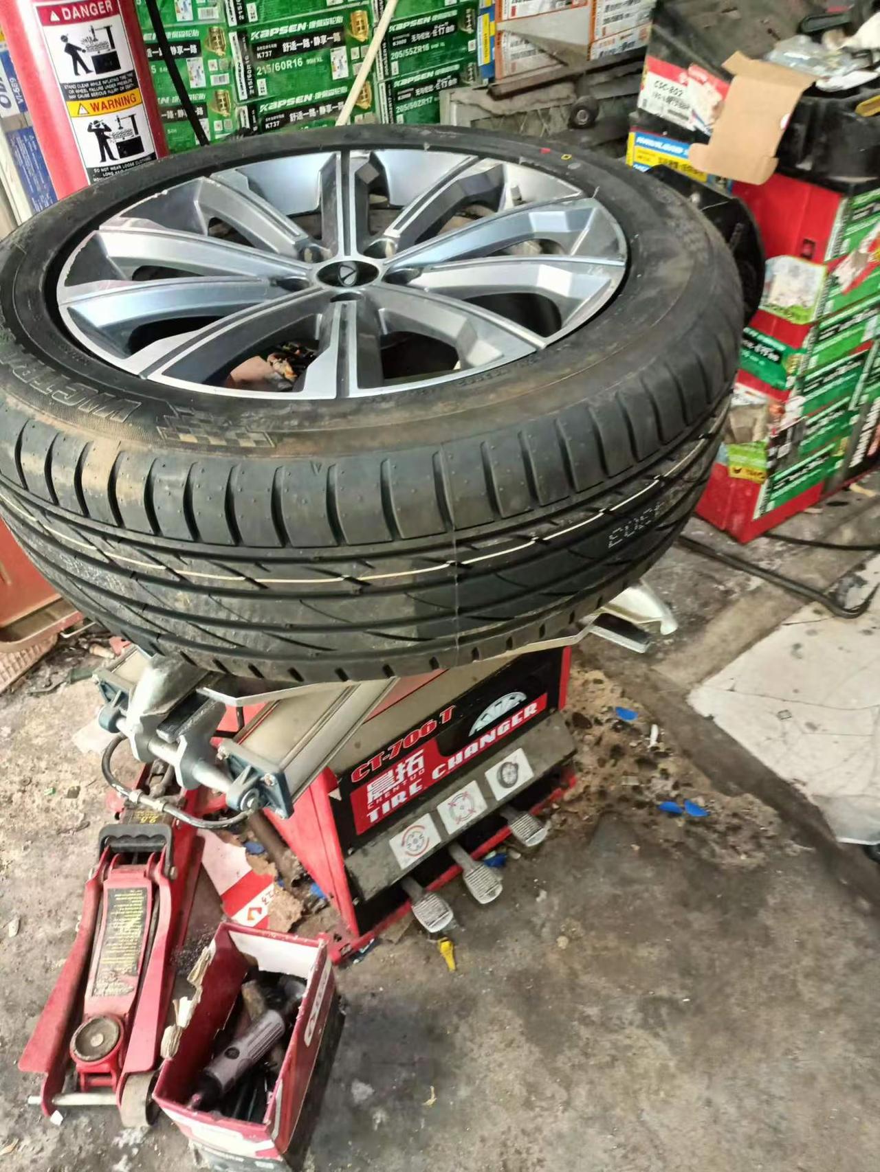 大宁县二郎山森林公园道路救援。汽车脱困：车辆陷车、泥巴路打滑、水沟、沙漠、沙滩进