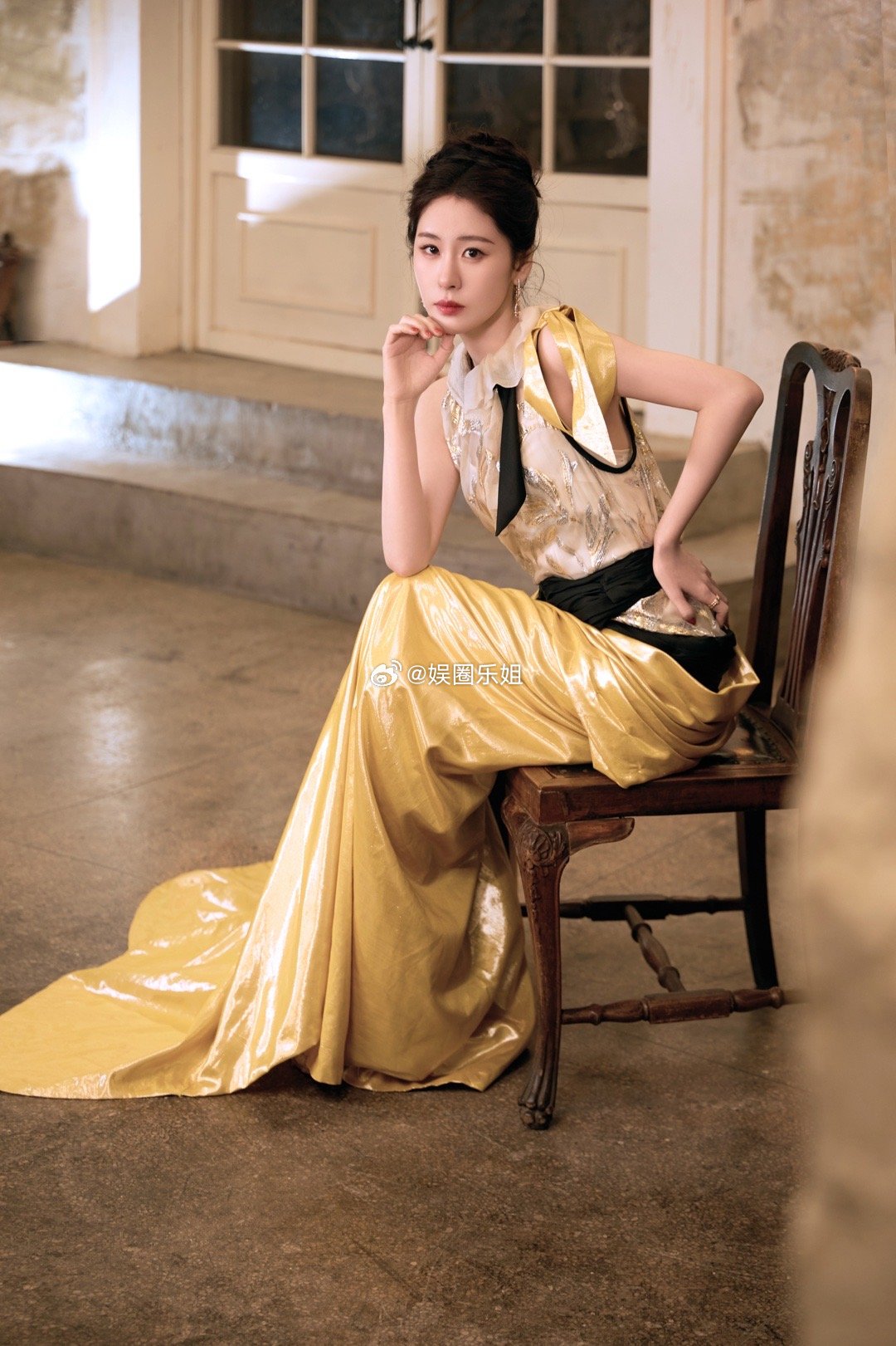 张碧晨亮相2026微博之夜，一日两套高定演绎红毯时尚范本。第一套Julien F