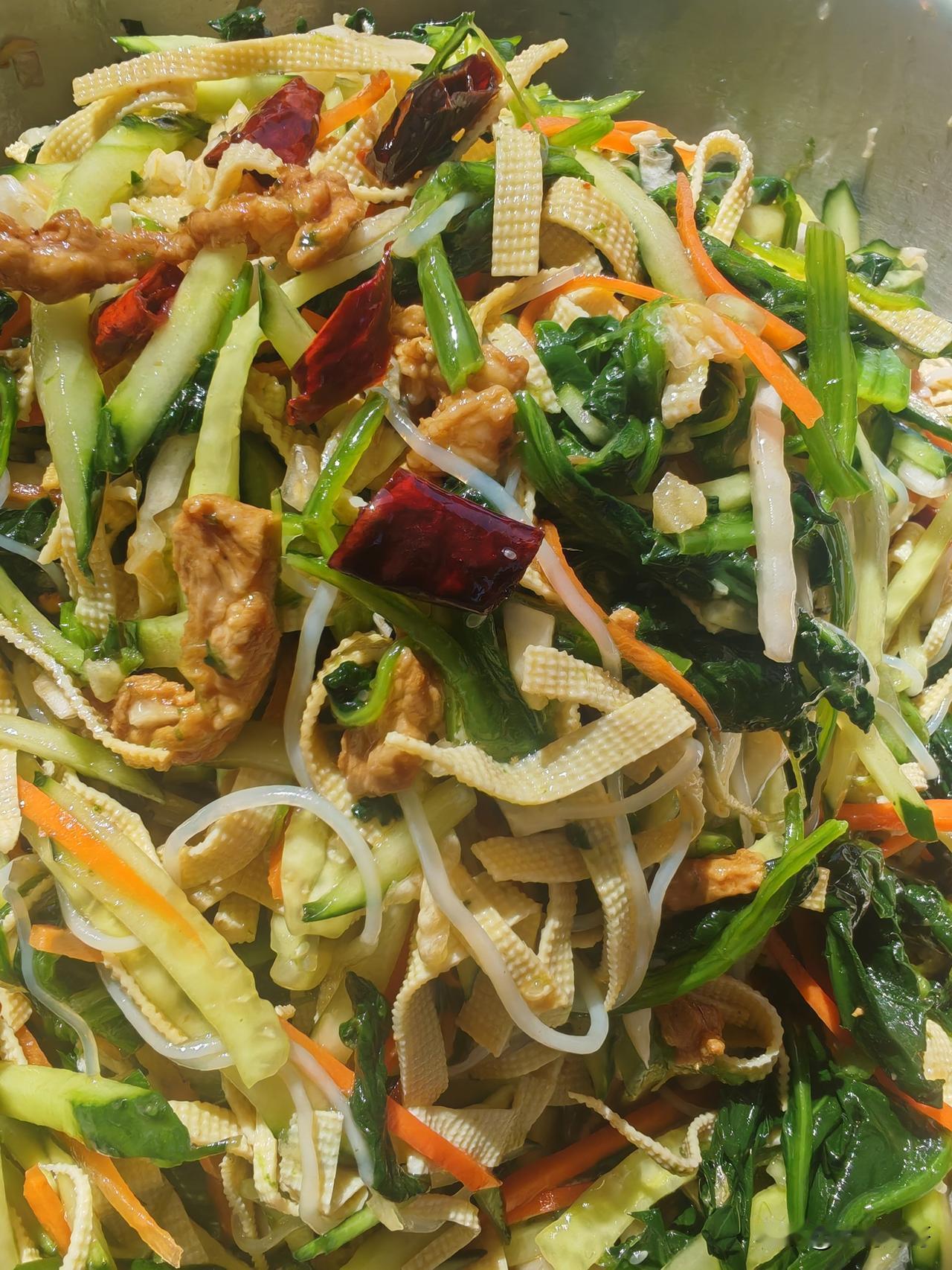 今天最喜欢吃的一道菜是什么菜呢?
晚餐解锁东北菜，也是我比较喜欢吃的一道菜，叫家