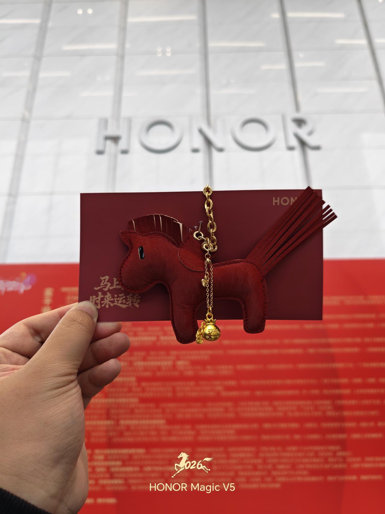 刚参加完荣耀 Magic V6 技术沟通会，这次有三大卖点：轻薄、长续航、性能，