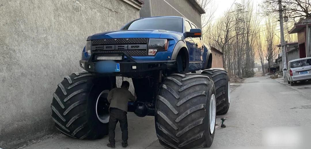 疯狂麦克斯F1500，雷神开的

话说，这马力能带得动这几个轮子吗？[偷笑][偷