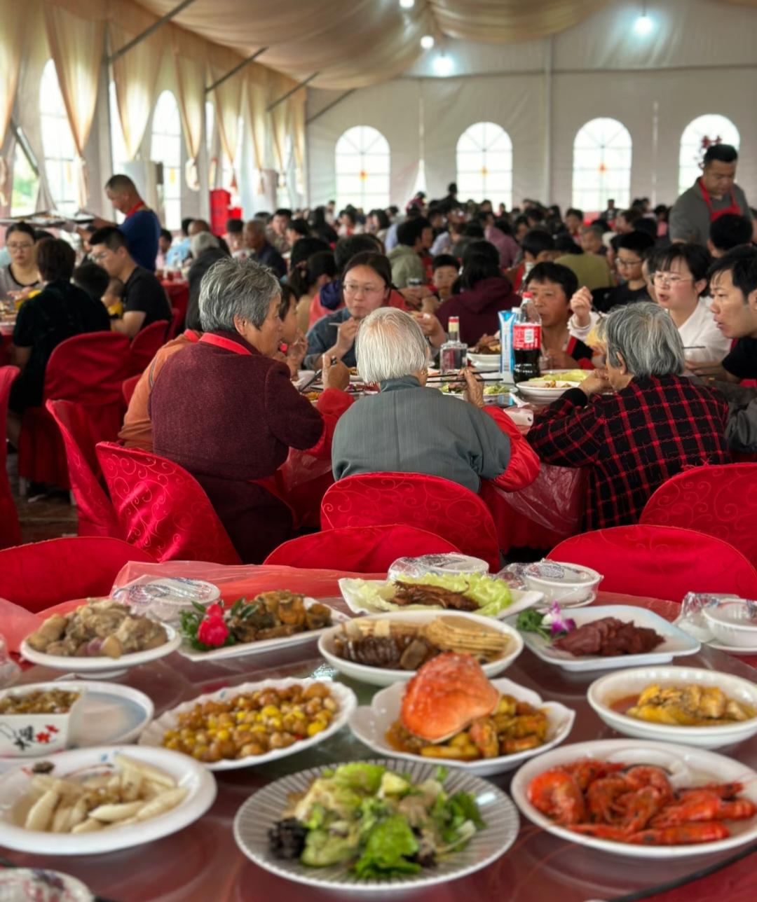 临近过年今天村里又下通知了，村长说：现在村里面剩的基本上都是老年人和小孩，年轻人