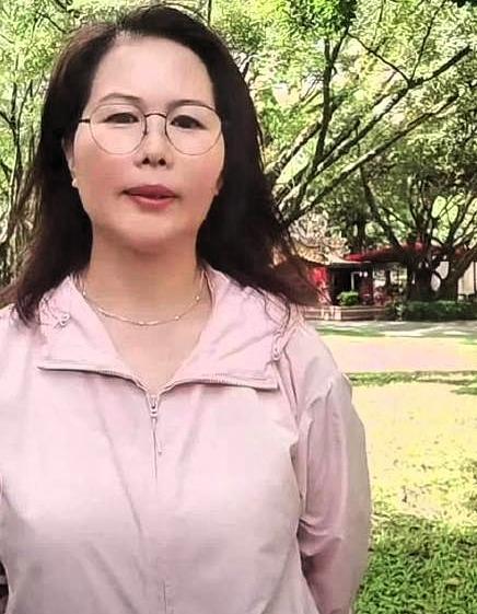 名人家庭出了事, 大家都在想, 怎么回事呢, 有个阿姨辞职了, 薪水给很多, 可