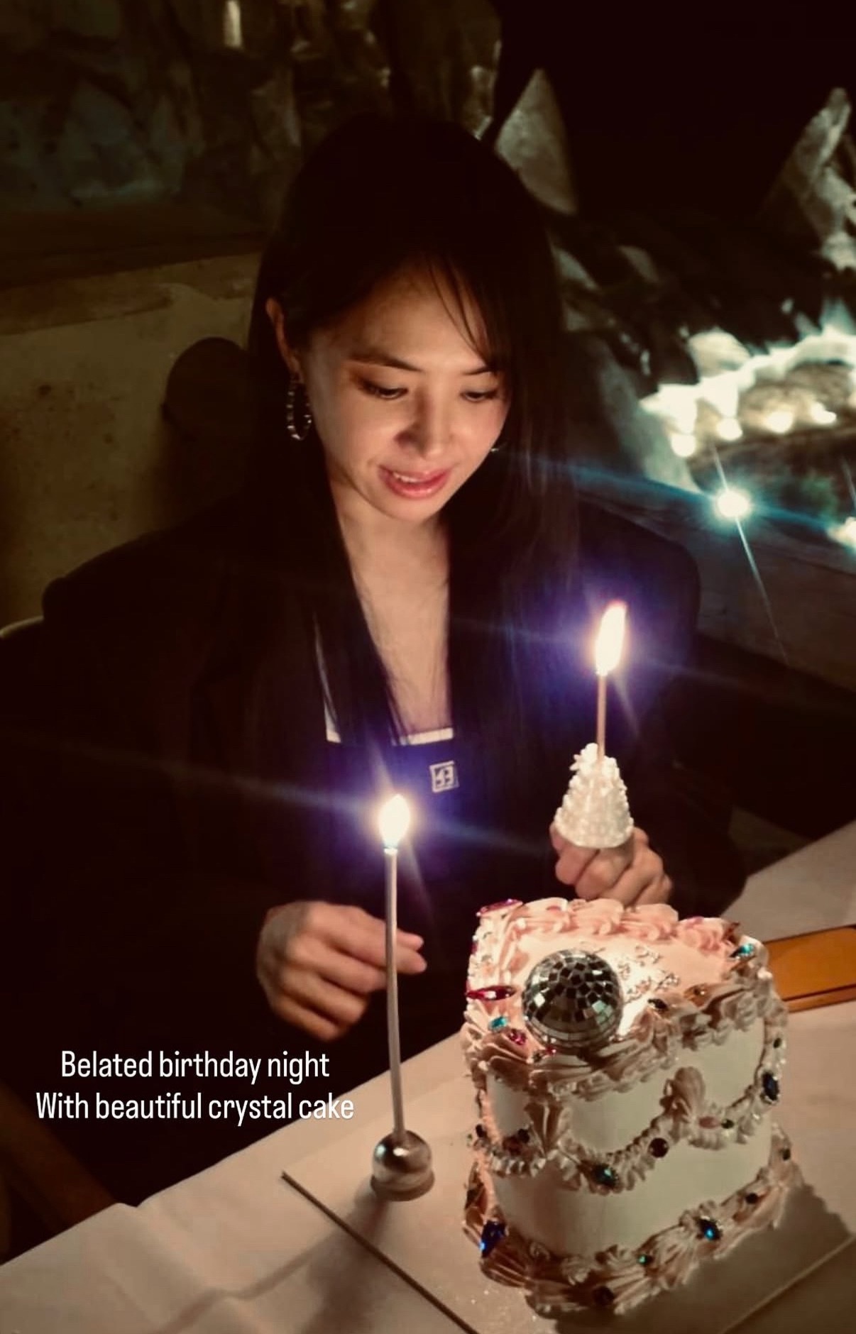 蔡依林和家人一起庆祝生日🎂「生日快乐希。望你永远像个小女孩儿，被大家温柔拥抱，