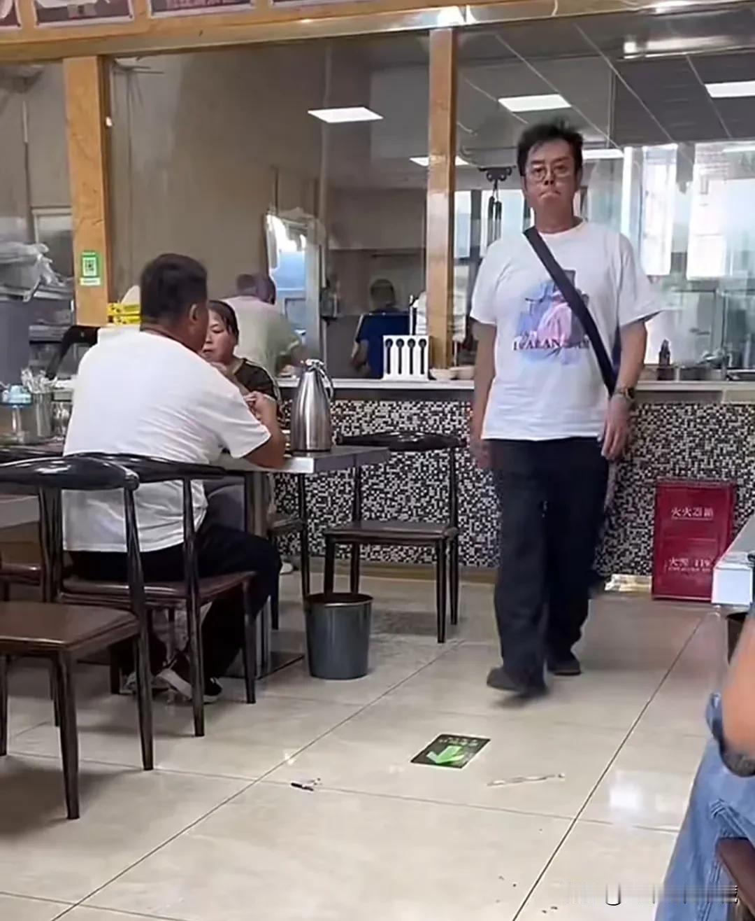 近日，粉丝在饭店吃饭，偶遇谭咏麟和陈百祥两位老戏骨，谭咏麟白色圆领T恤衫，黑色运