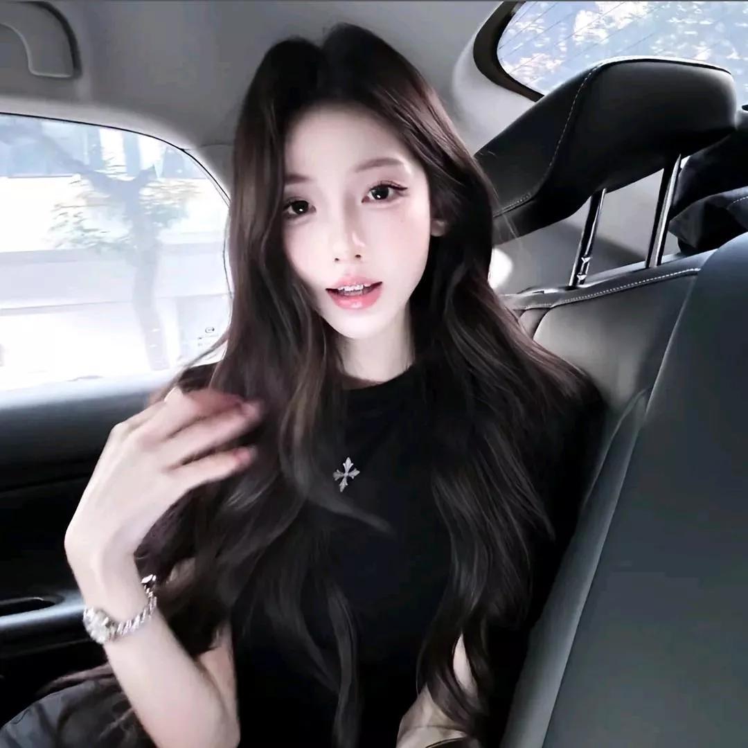 温柔长发女孩，车内轻抚发丝，自然光洒满车内。车内的美女 车后座自拍 女生开车的状