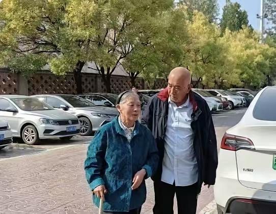 林立衡大概没想过八十二岁还会被人认出来。

她怎么也不会想到，

躲了这么多年清