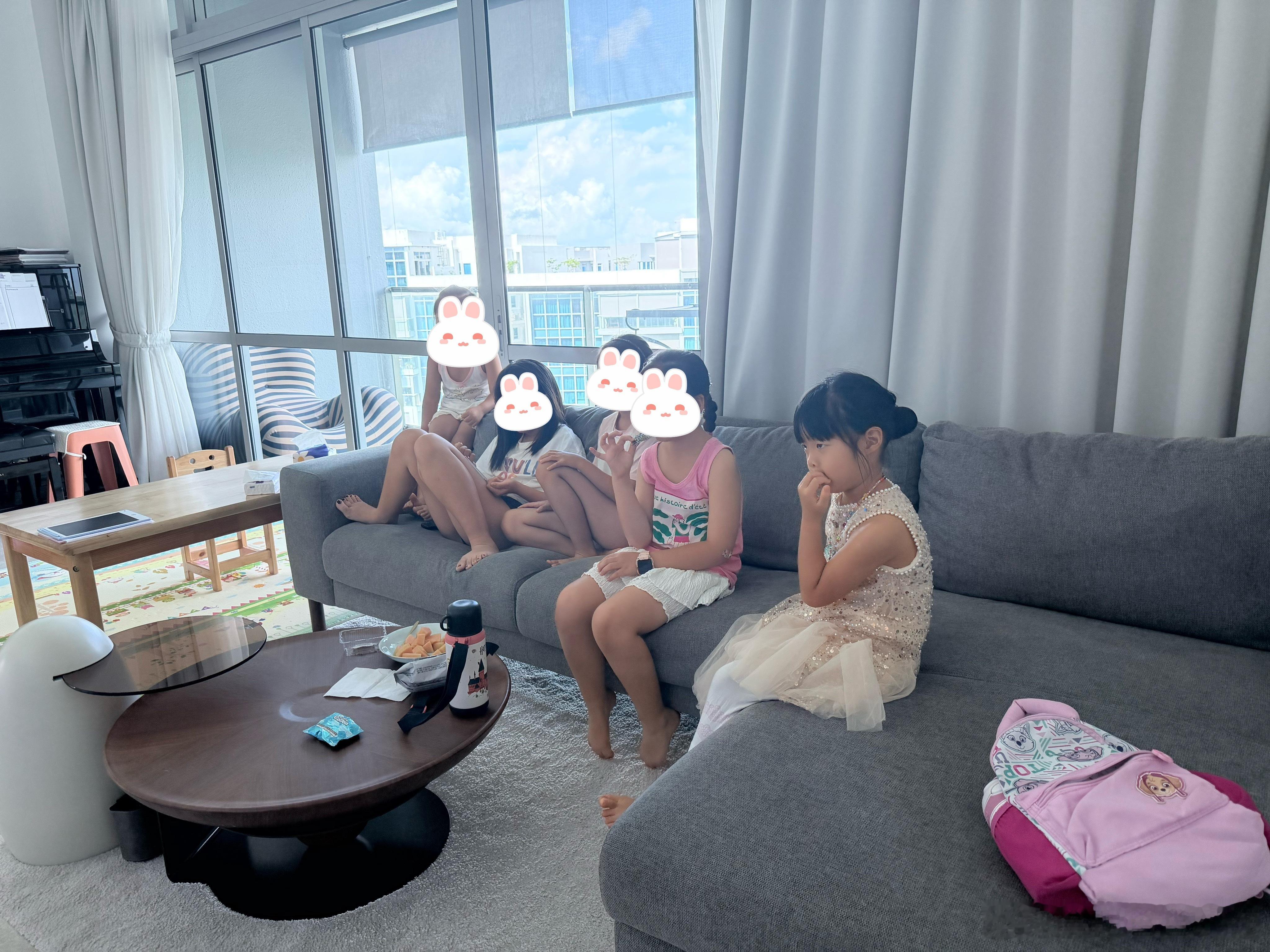 妹也送去同学家玩了，看电影，过家家，游泳，一整天