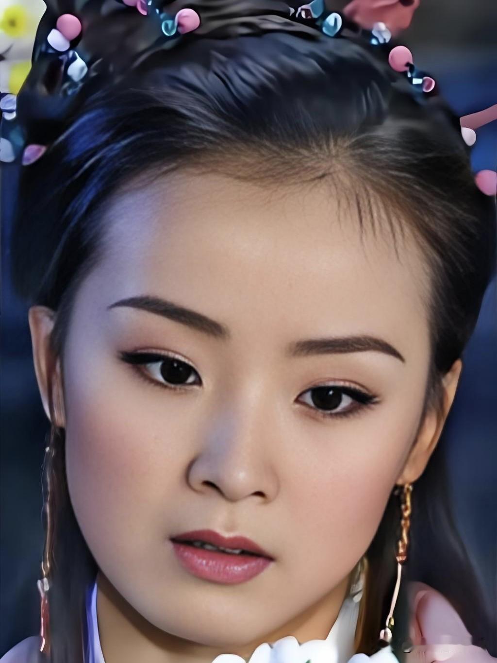 王艳，温婉如兰的古典美人。凭《还珠格格》晴儿走红，气质柔美、演技精湛。她眉目如画
