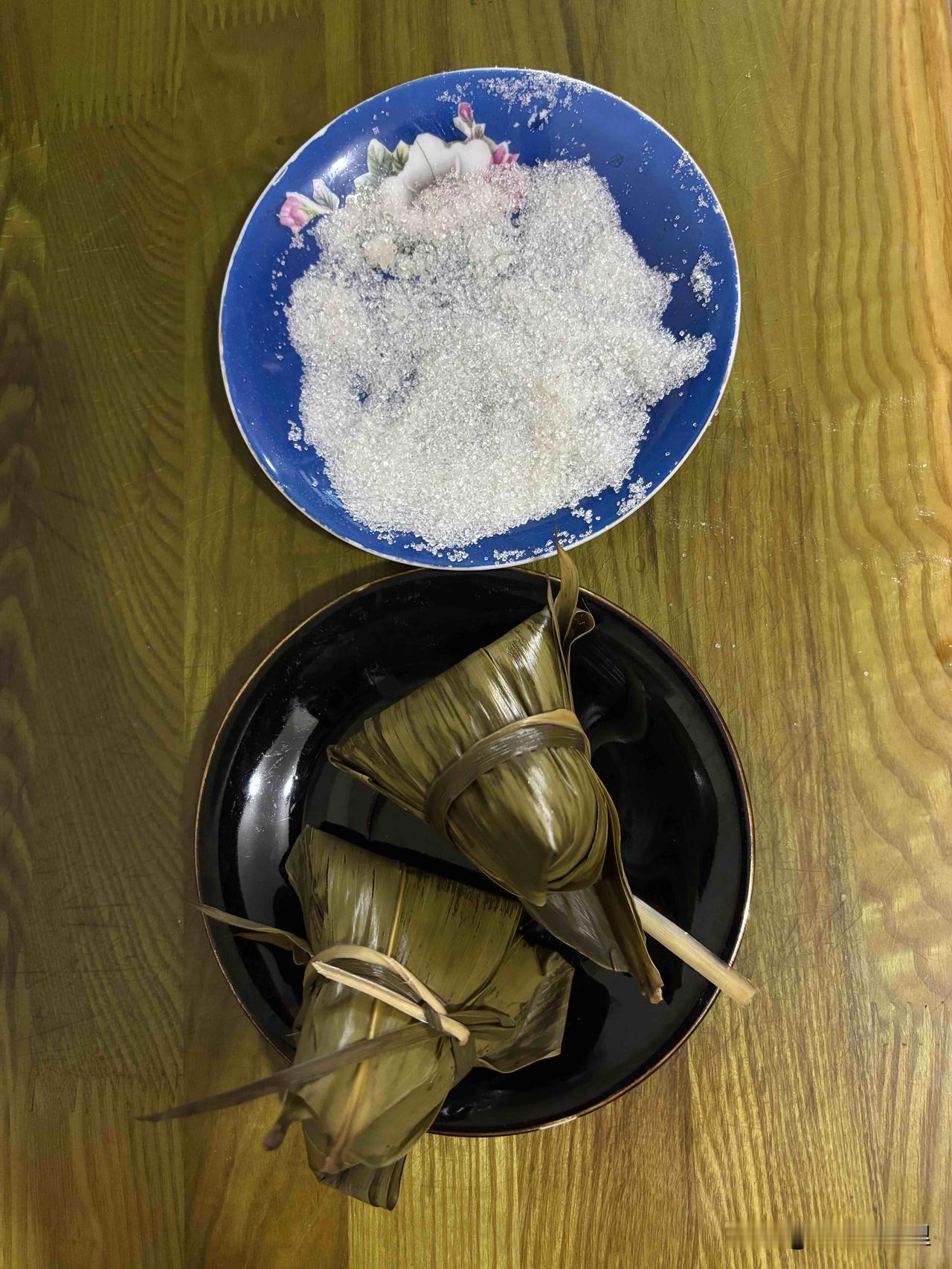 我认为甜粽子。

因为我们从小吃的就是包红枣的粽子，或者是粽子蘸糖吃，没有见过咸