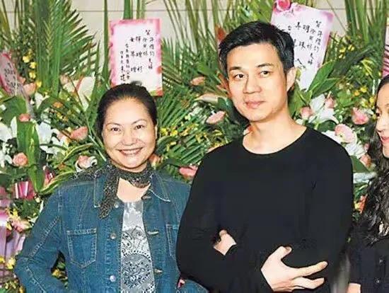 尽管许雅钧出轨，家暴，但看得出来黄春梅很是满意这女婿，看她站在许雅钧身旁笑靥如花