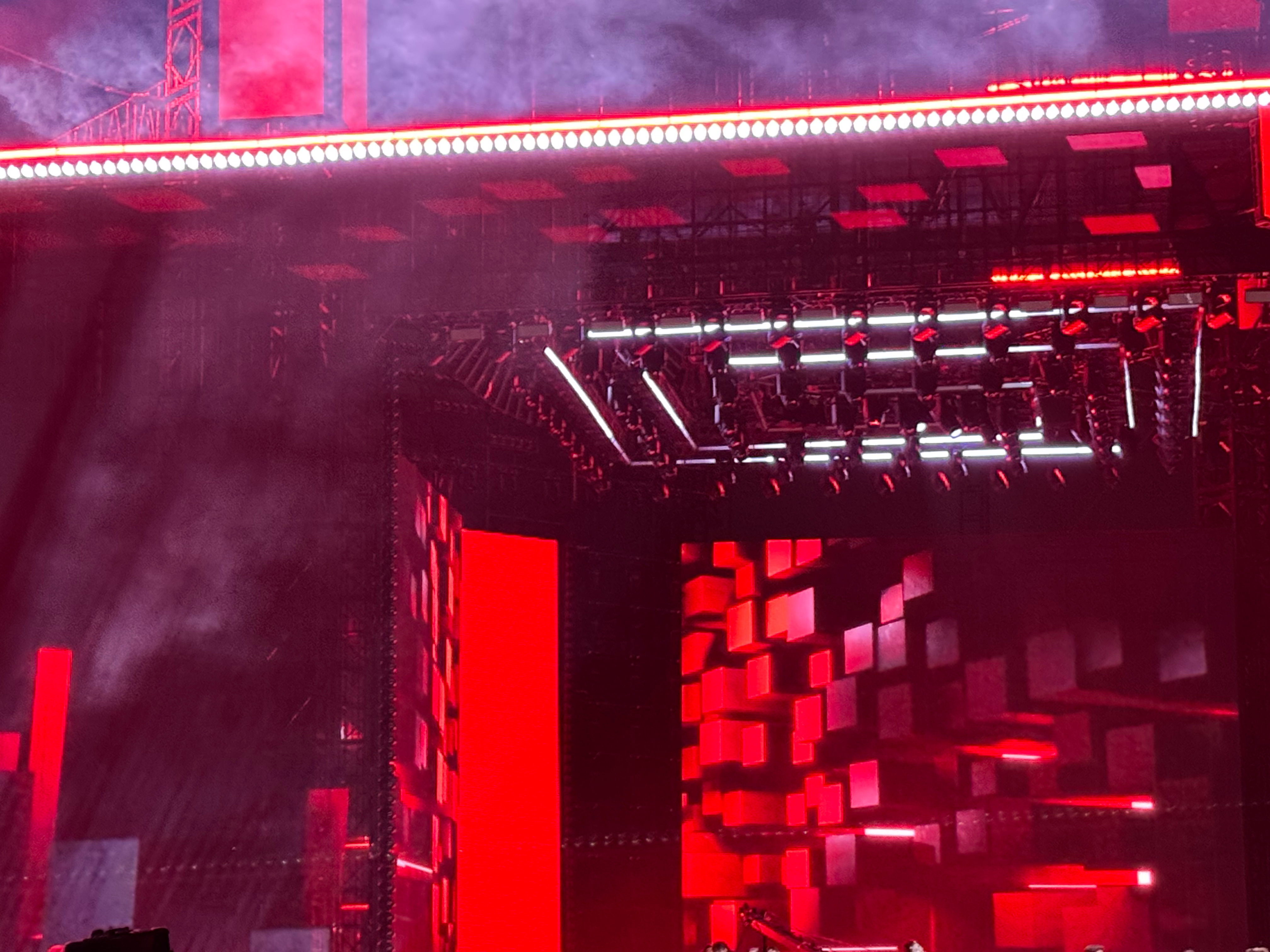 彩带是游走于人间的一抹灵动绮梦，它不似繁花那般扎根于枝头，也不似霓虹那般沉溺于夜