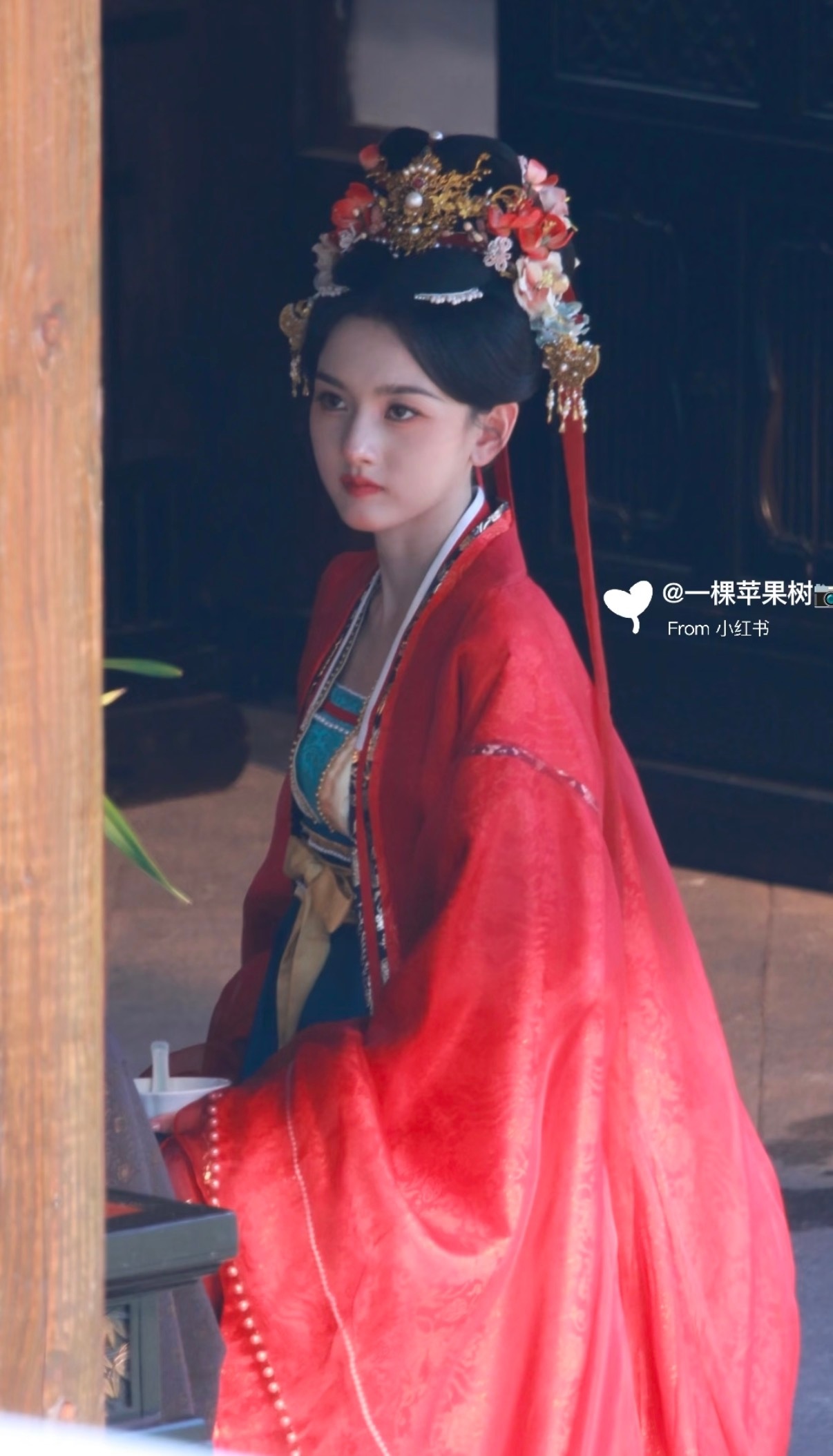 除去刘海 这个造型是相对来讲可以接受的一套官服 