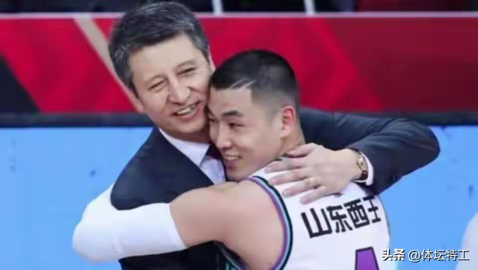 团队的利益高于个人，教练的决策是为了让团队获得更好的成绩。毕竟是教练说的是算呀！