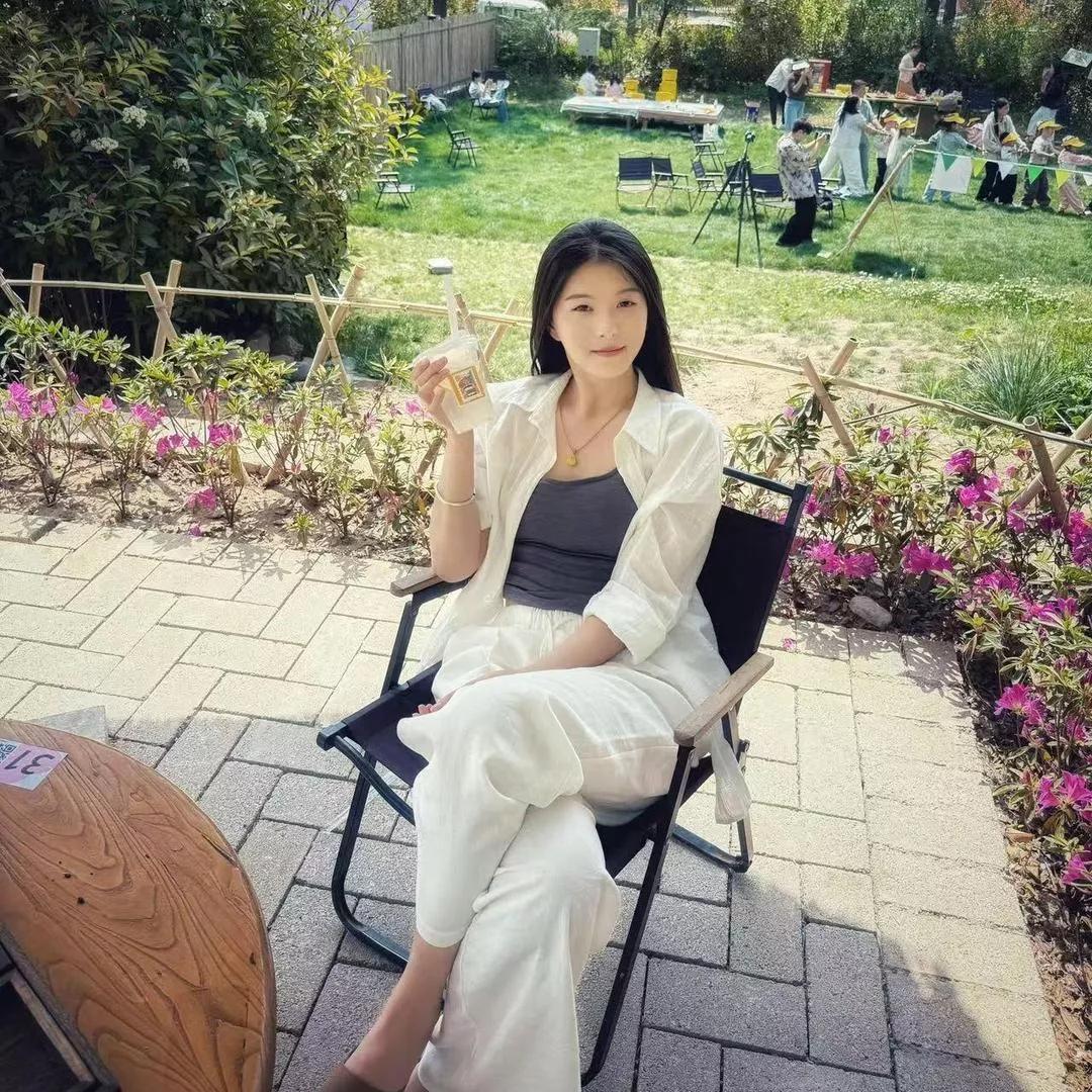 阳光洒满的午后，优雅女子轻享香槟，静享美好时光。香槟 香槟☕️ 香槟色礼服写真 