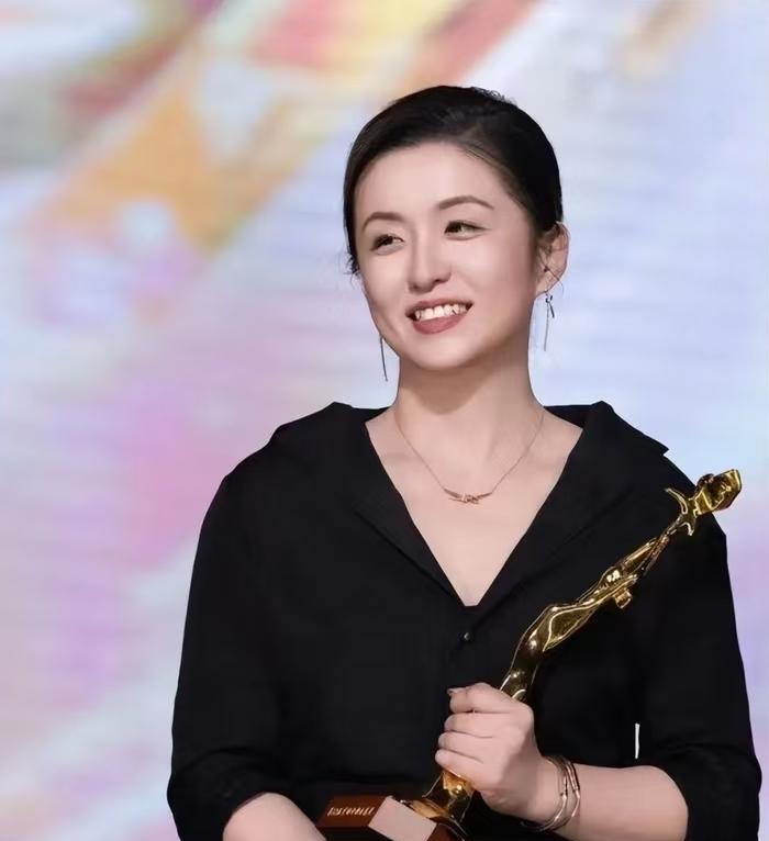 这起“秦雯袭警事件”不仅仅是一场冲突那么简单，它牵扯出的影响已经远远超出个人。
