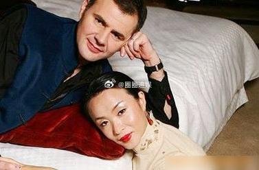一天深夜，金星录完节目回到家，看到丈夫汉斯脱完衣服睡着了，她也静悄悄的躺下去了，