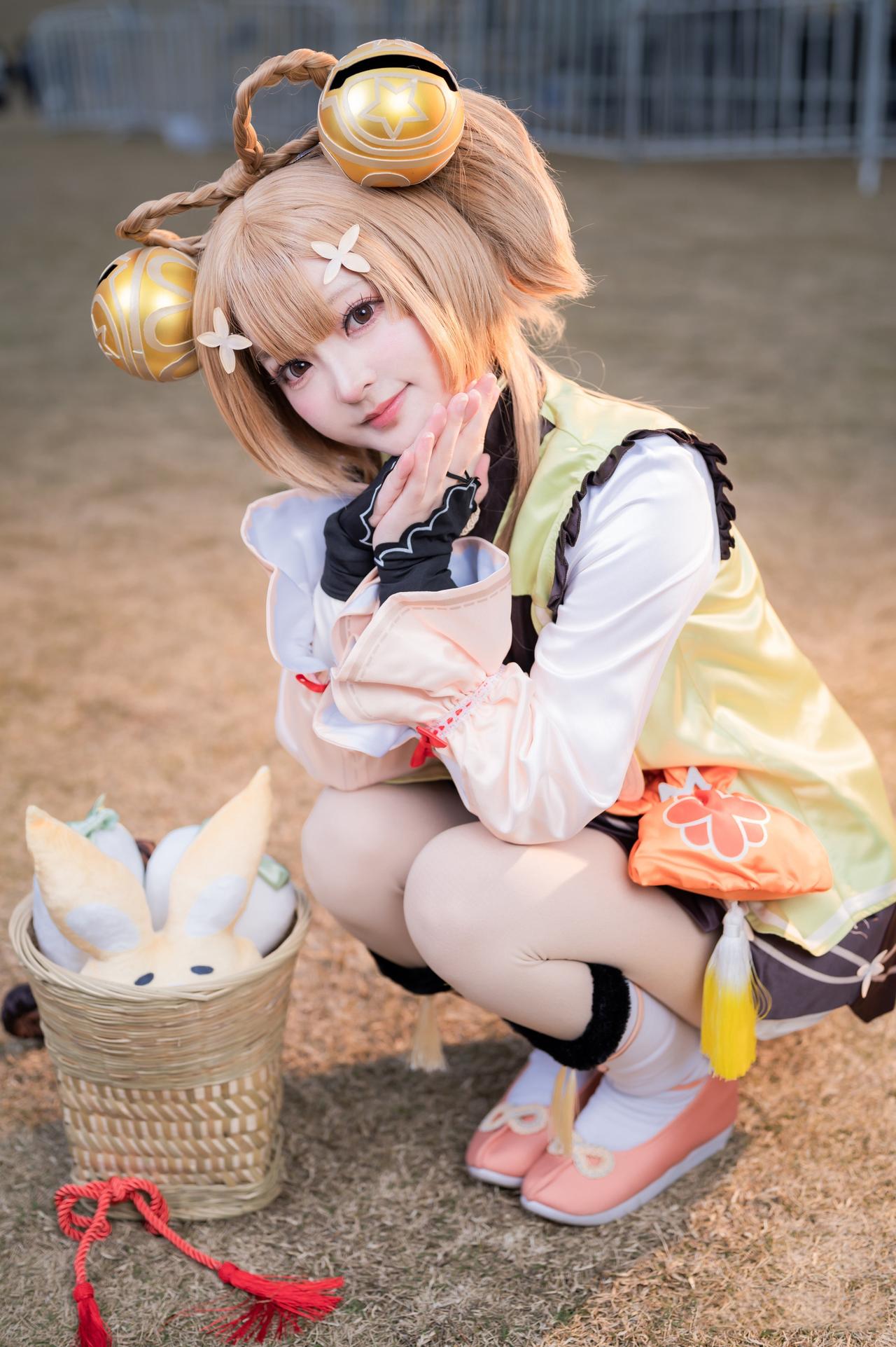 瑶瑶在游戏中，貌似没什么存在感啊！我连了半年机，只见过一次！
COSER：荣小兔
