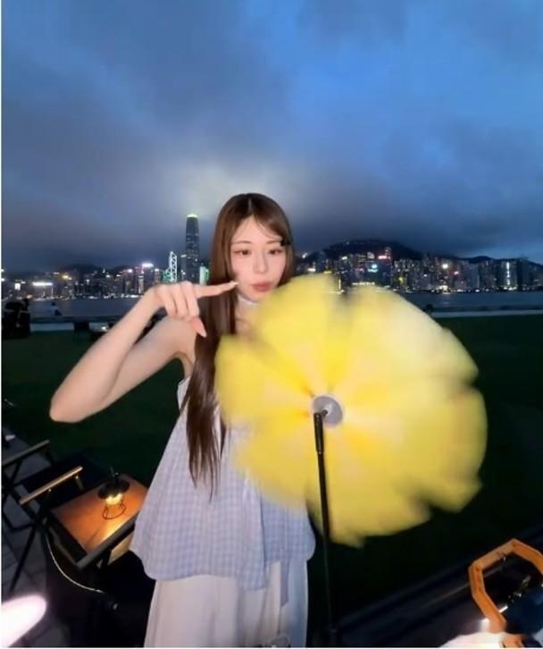 藝人莊子璇(Hilary)所屬的MYNT(魔音女團)早前於出道騷中，以白色短裙配