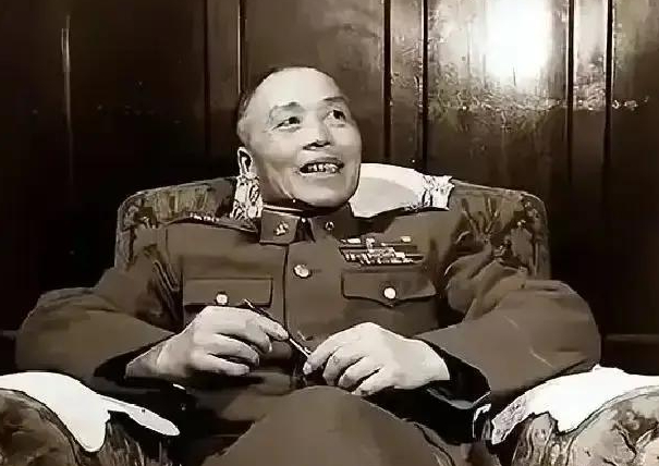 1949年南京，保密局特务周德胜埋伏在米铺阁楼，枪口对准李宗仁后背，准备执行暗杀