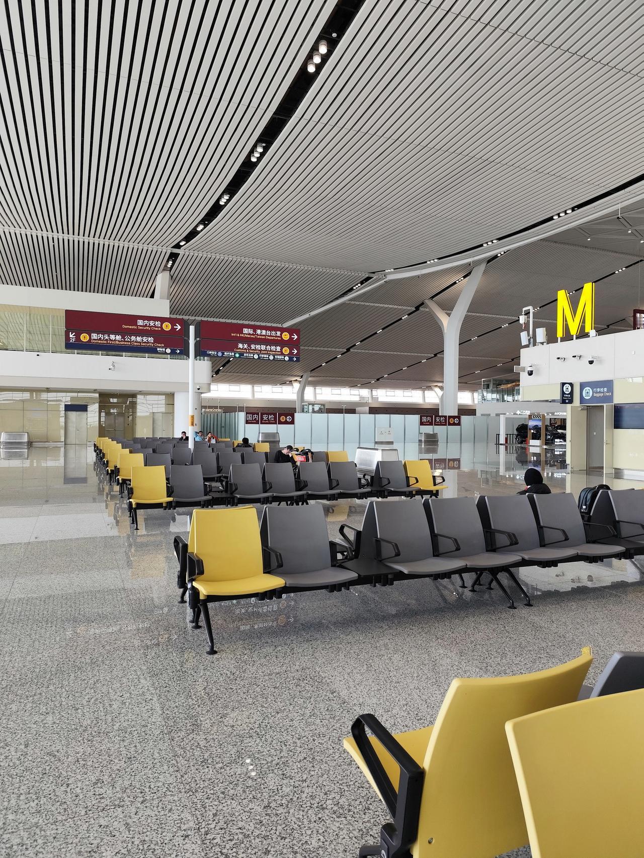 剩几天就要过年了，怎么感觉机场空荡荡的？周内在咸阳机场T5航站楼内，发现机场毫无