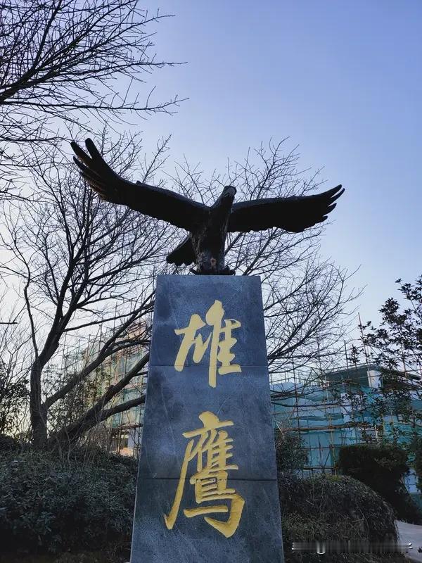 看到“心存壮志天地阔”这个上联，瞬间感觉豪情满怀。上联意思就是心里有壮志，天地都