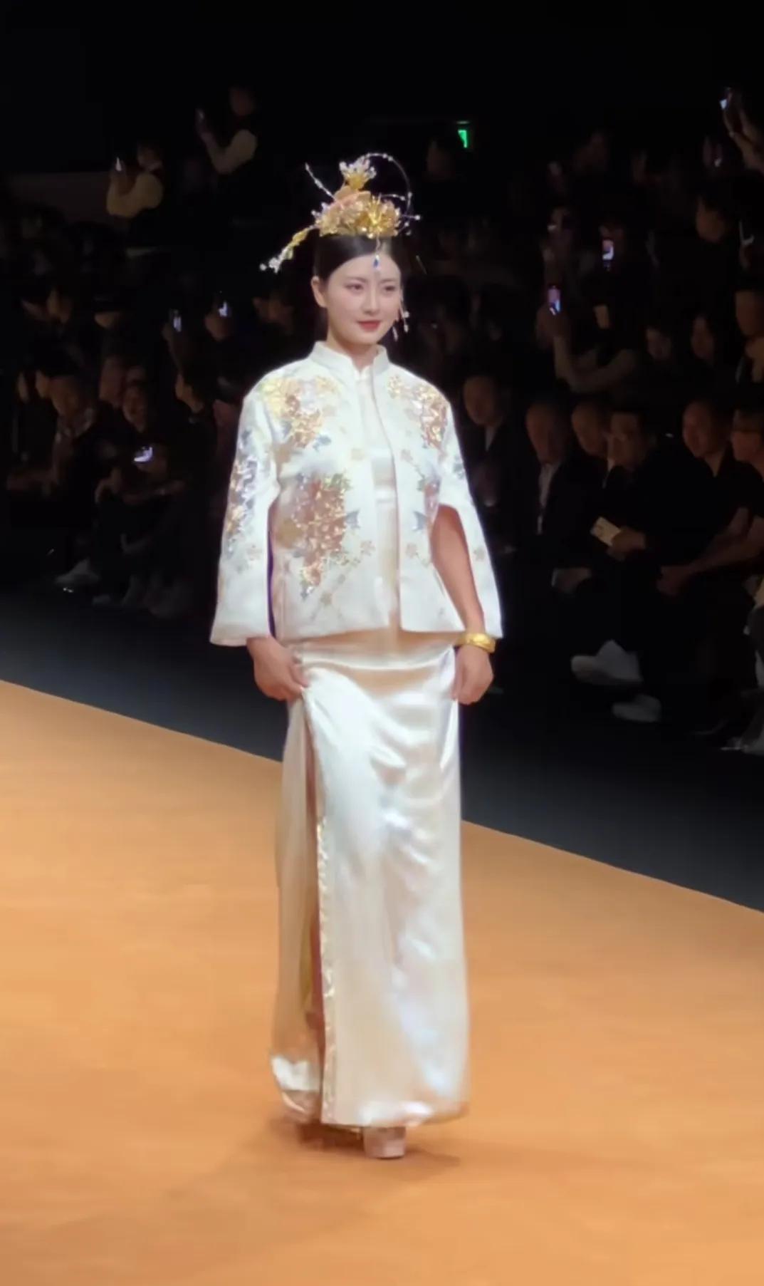 斓曦亮相上海时装周，看腻了眉姐姐的丑衣服，这才是眉姐姐正确的打开方式，这才是端庄