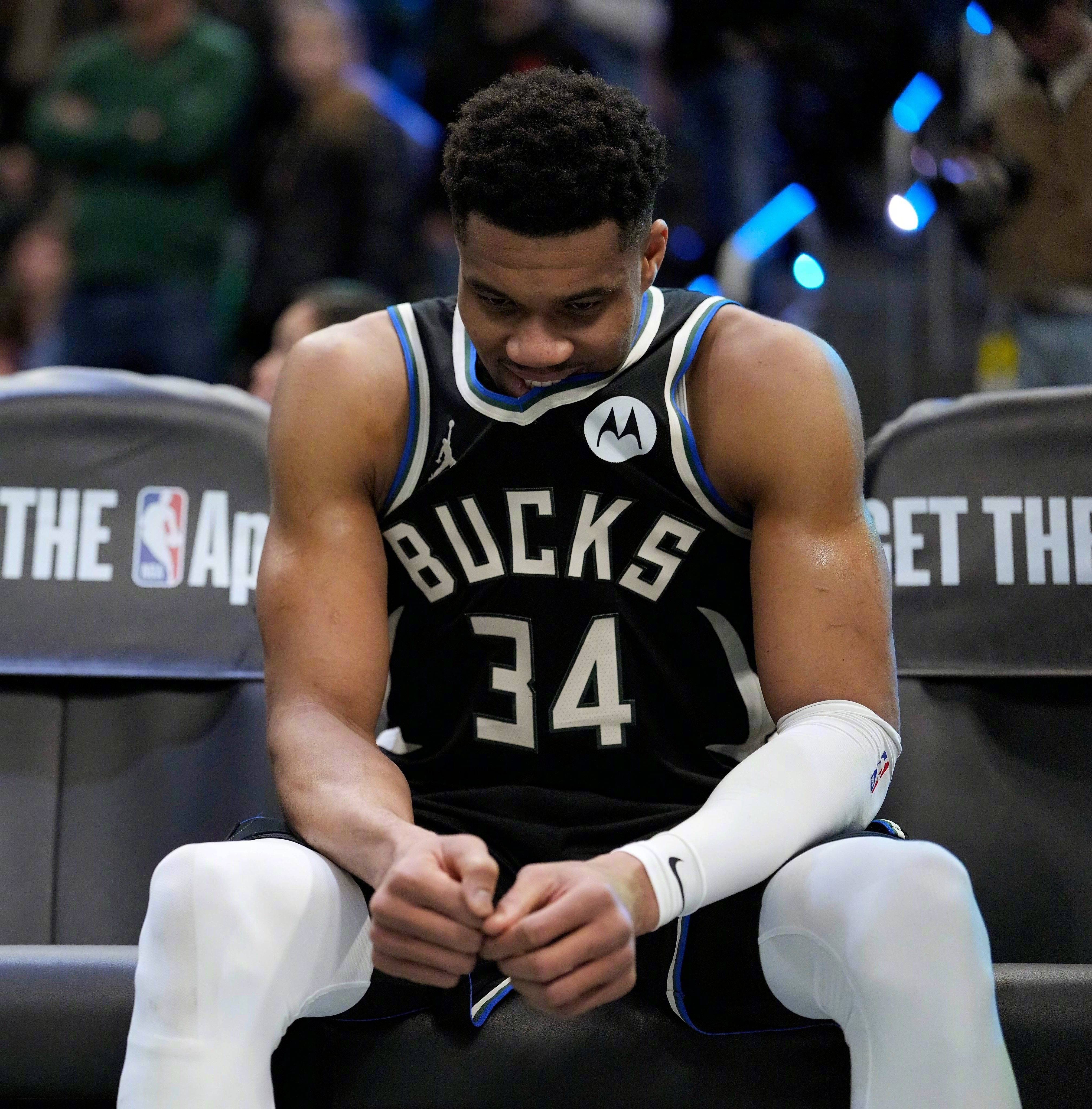 字母右小腿拉伤，缺阵一个月到一个半月。 