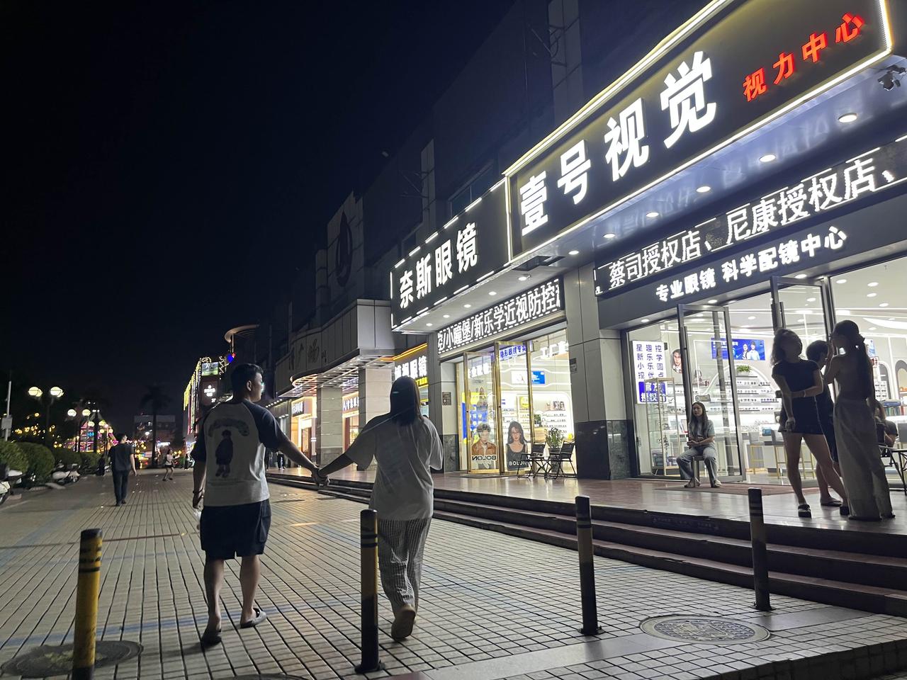 今天路过一地！这里全是卖眼镜的大市场！很少看到这种规模的！
