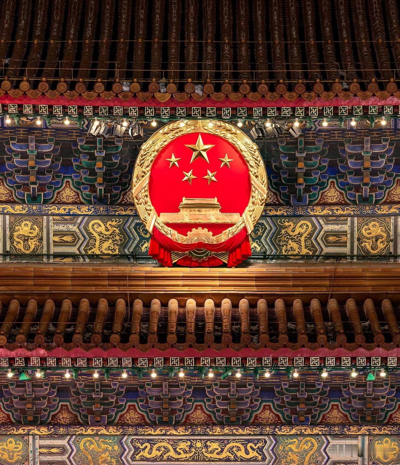 每当看到这枚在阳光下闪闪发光的神圣的国徽，心中就充满无限的热爱和自豪！