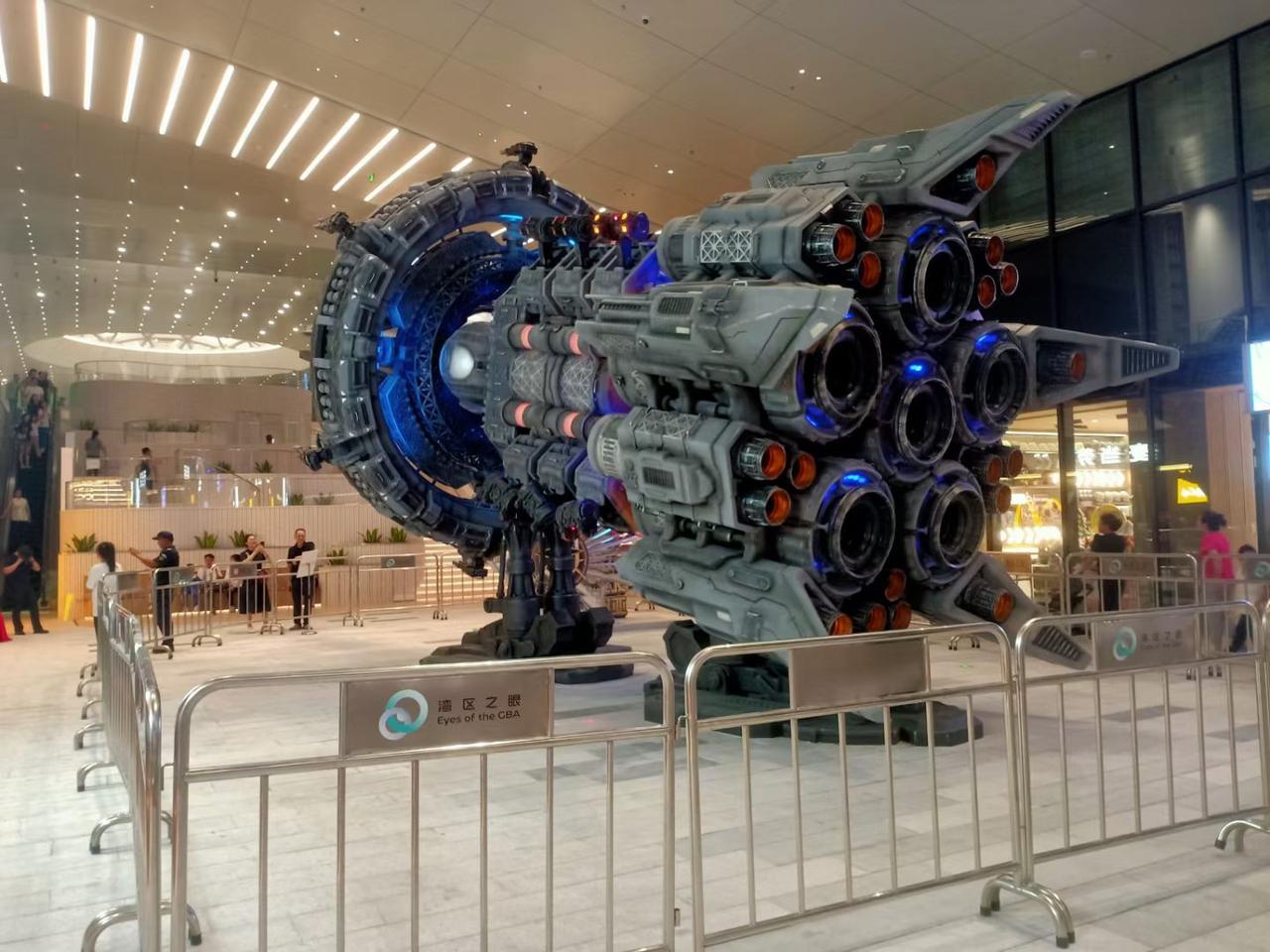 分享我这周有趣的事：在“湾区之眼”的赛博朋克风装置前，仿佛踏入未来秘境；转角的光