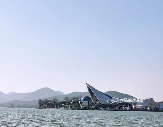 别不信，科学的尽头是玄学！

朋友旅游买渡船票，塞车晚到没赶上，结果那船沉了，她