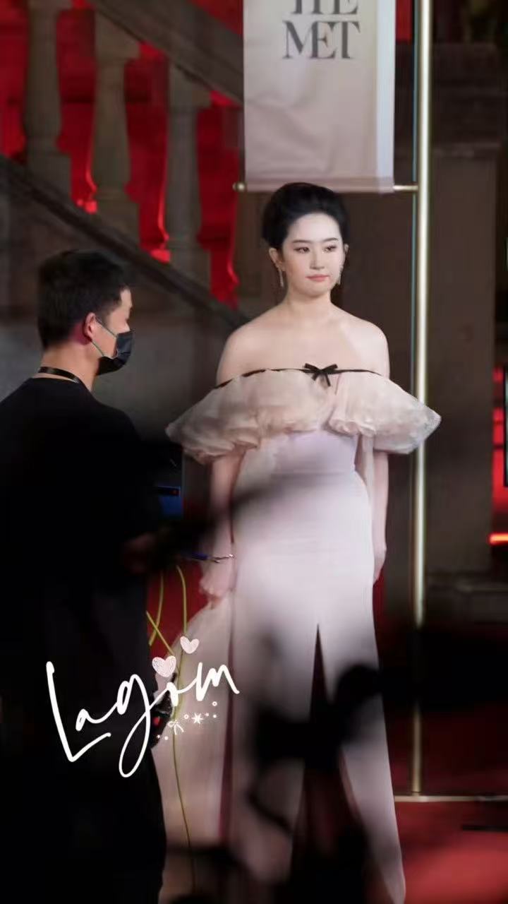 刘亦菲一字肩蕾丝粉裙，看得出她是公主~ 刘亦菲一字肩蕾丝粉裙刘亦菲镂空一字肩高定
