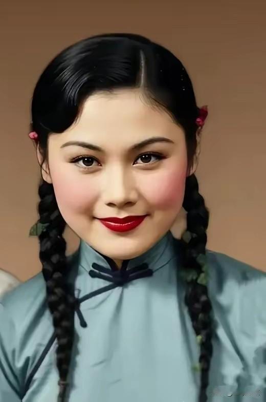她主演的电影《一江春水向东流》堪称经典之作。四十年代上映时，那场景可谓盛况空前；