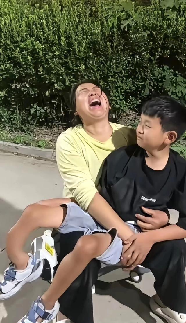 刚刷到个新闻，一阿姨照顾瘫痪儿子12年，在街上崩溃大哭，哭完擦干眼泪继续推轮椅。