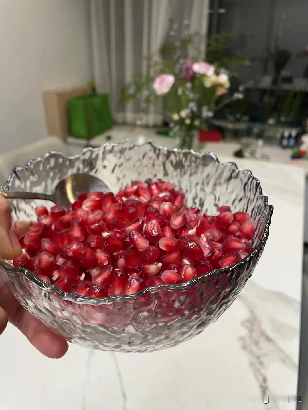 在工作中大部分女人是雷厉风行的，尤其管理者，但在生活中便柔软了好多。比如我的同事