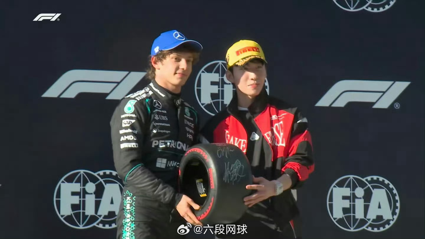 林孝埈为安东内利颁奖2026F1中国大奖赛排位赛，短道速滑奥运冠军林孝埈为安东内