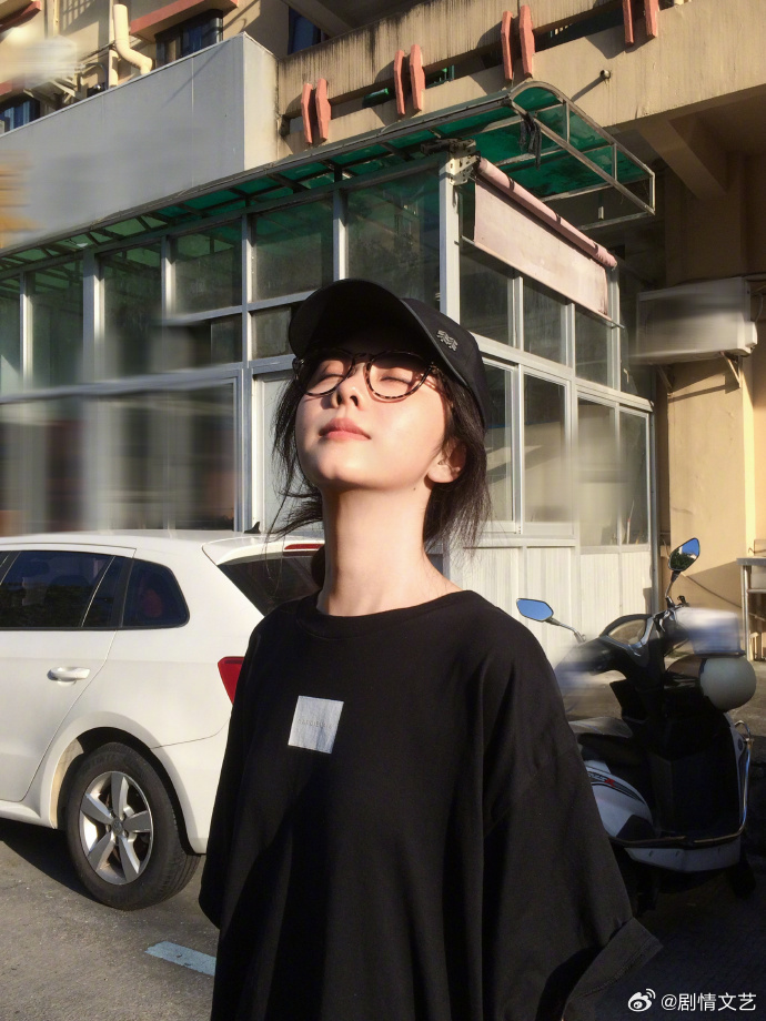 谭松韵还是当年的耿耿走动、驻足、对视镜头的各类画面里，神态切换自然灵动，外在呈现