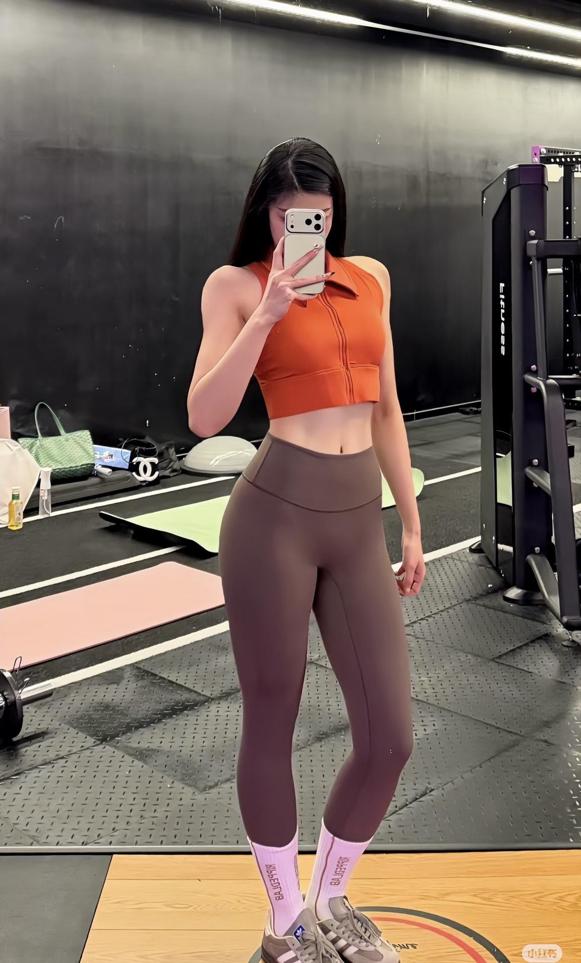 练习瑜伽时候到底该不该穿袜子瑜伽都是穿的瑜伽裤