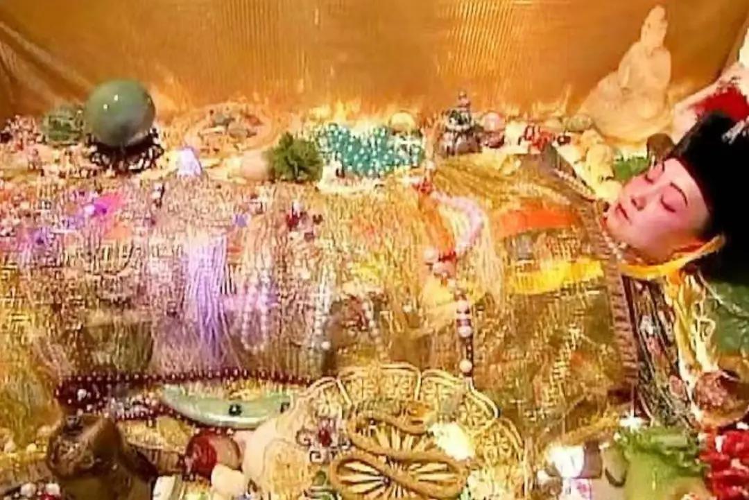 盗墓自古以来就是刀口舔血的灰色行当。常年穿梭在幽暗古墓里的盗墓者，胆子大到不惧机