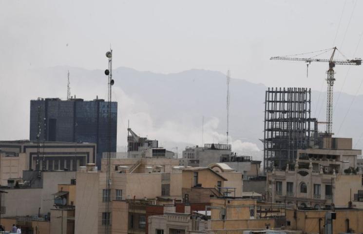 伊朗还死磕求和图啥？美国转头重拳轰炸伊朗，直接废掉石油豁免这条谈判底牌！美方说翻