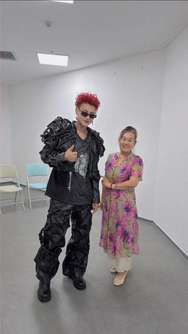 黄子韬黄子韬new era演唱会 我靠？又一后台合照！！！这人啥来头啊啊啊啊啊