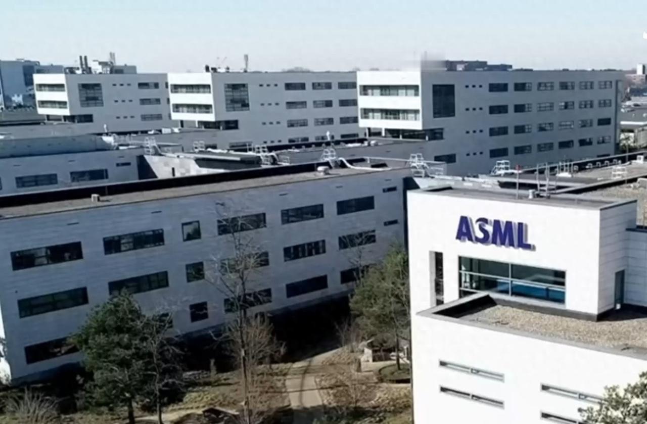 半导体行业向来追新逐快，先进制程设备更是香饽饽，阿斯麦这款耗时十年研发、投入超百