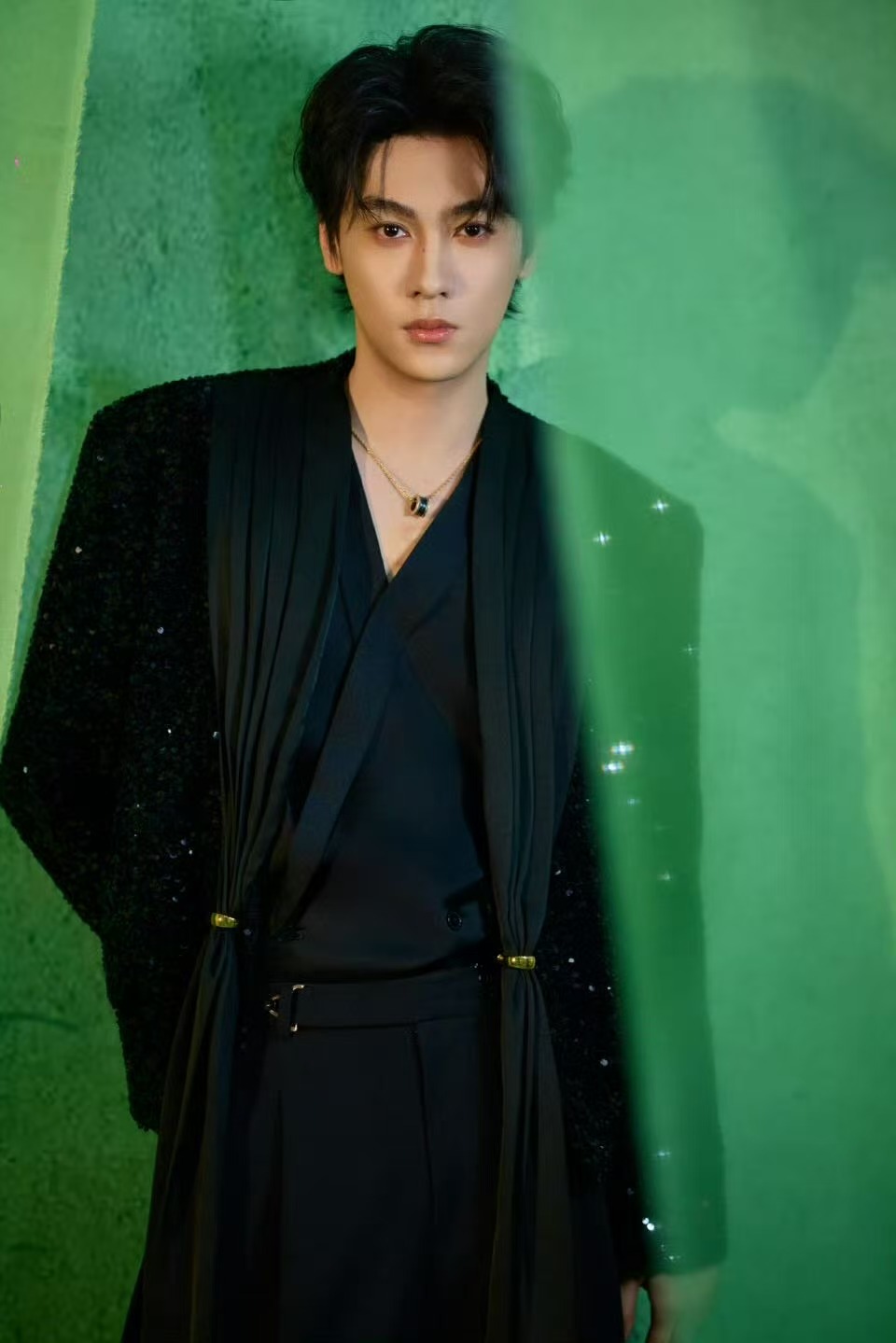 田栩宁竹色大片田栩宁亮片v领造型田栩宁竹色大片亮片v领造型，好看 