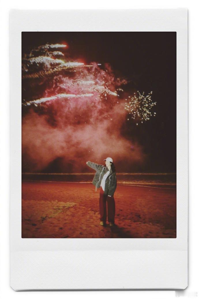 杨紫晒海边烟花照拍立得，其中一张是在双手抡烟花嘛，这集好像之前看到过预告~ 