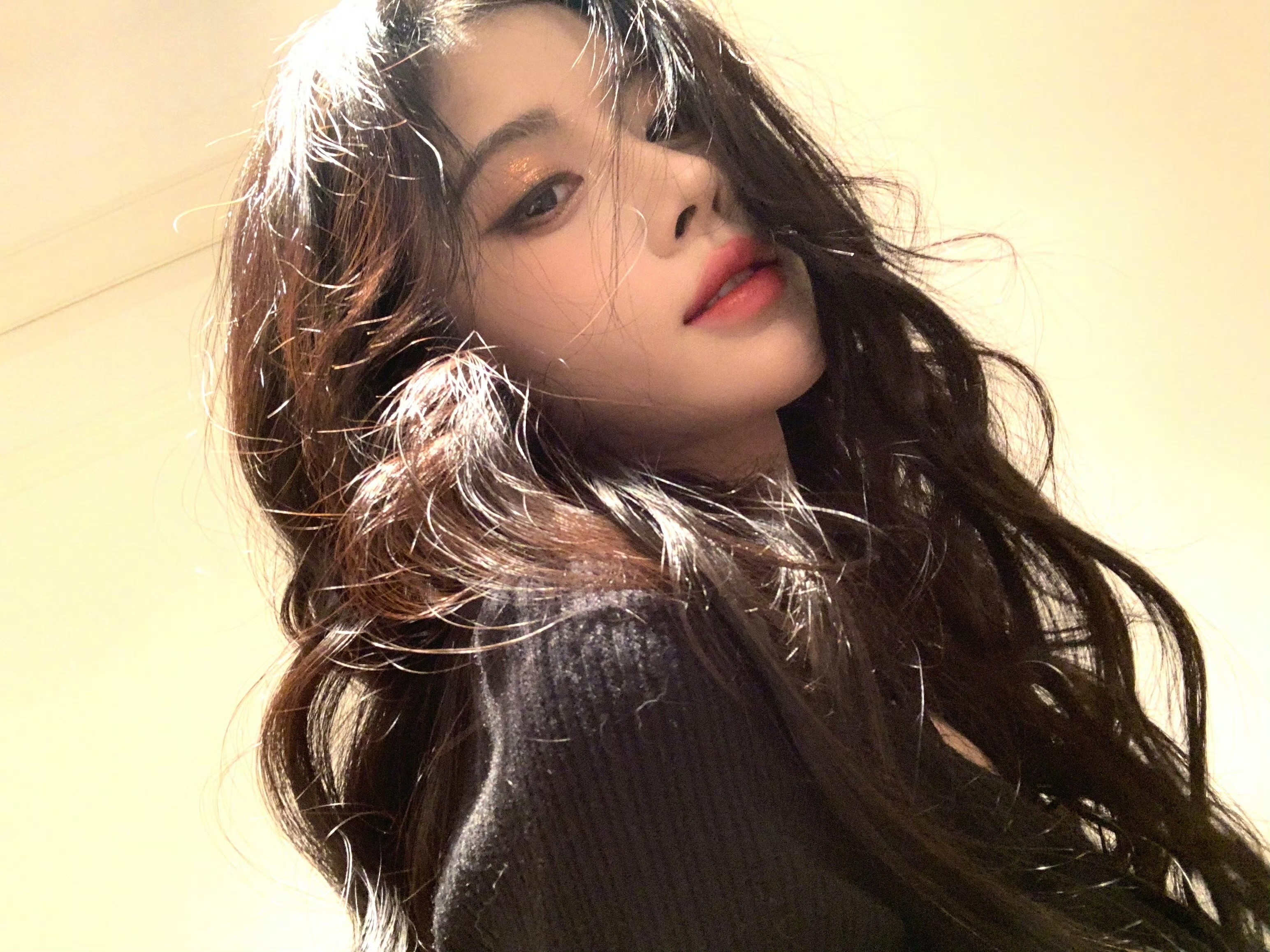 鞠婧祎卷发辣妹鞠婧祎大波浪好美！完全是妈咪级别、、🥵 ​​​