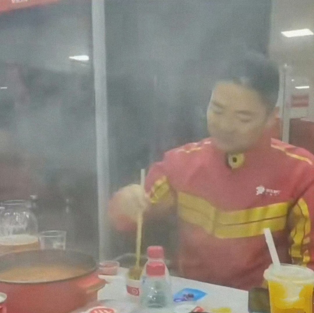 邻居回忆凑鸡蛋供刘强东上学 少年时乡邻凑鸡蛋供他读书，成名后他成为全村孩子的榜样