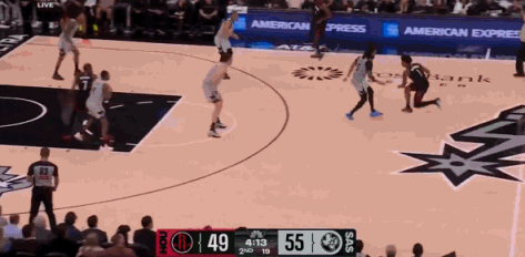 申京这种传球失误真是太小儿科了
一个简单的击地传球都能传不到位，杜兰特无语至极…