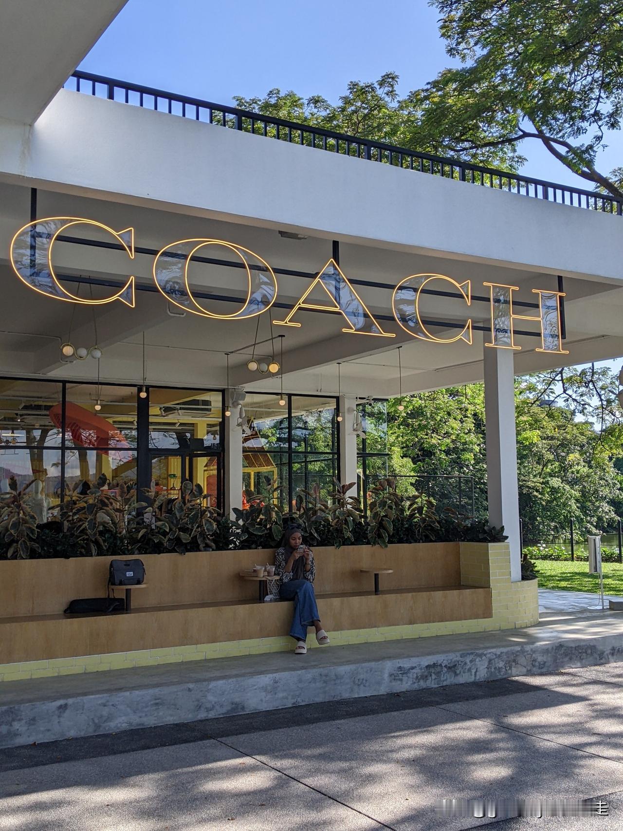 Coach应该是银湖名牌城人潮最多的店。以为人人都只来打卡Coach Cafe，