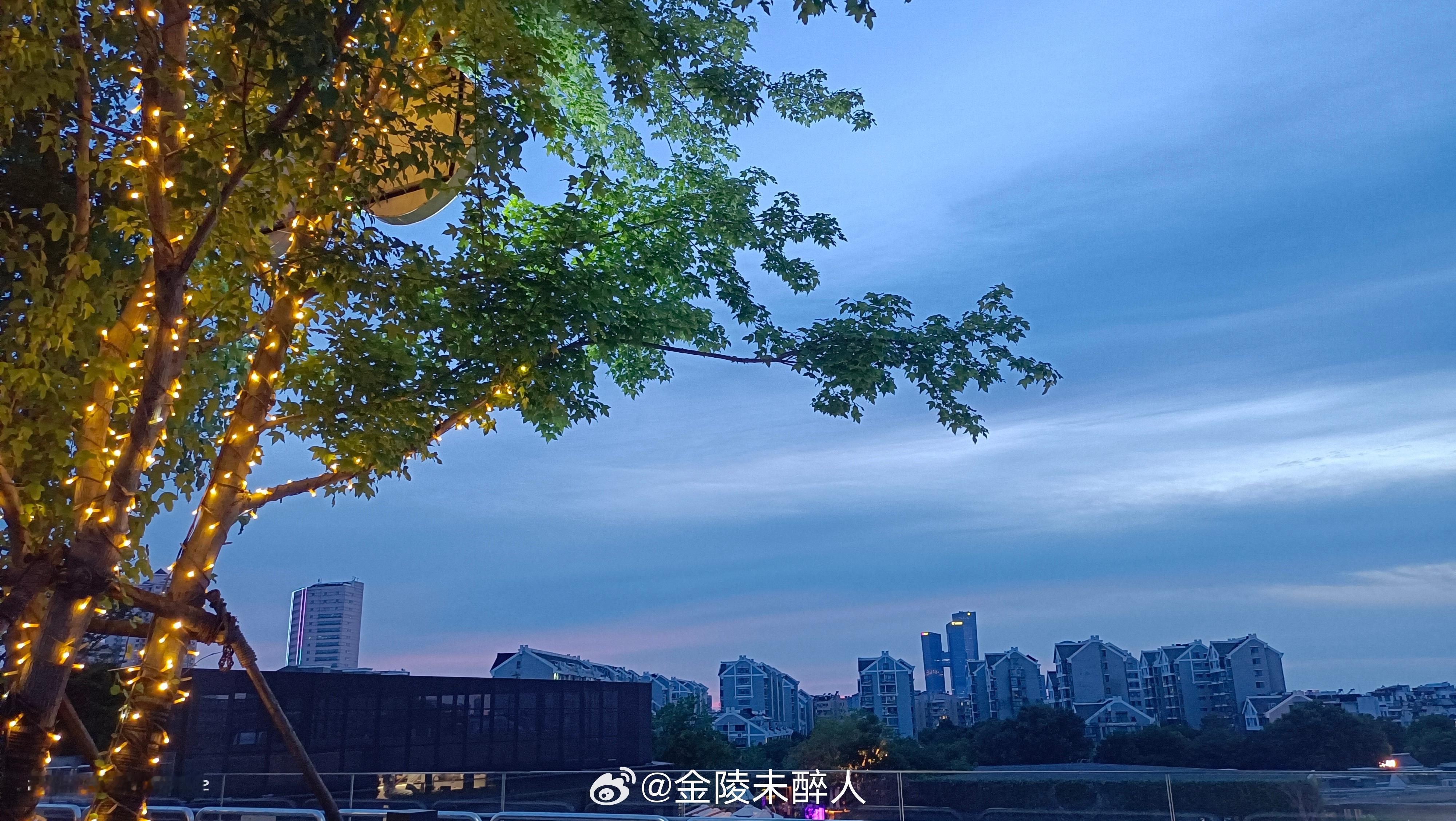 生活手记 炎热的夏天，大家最怕烈日当空。待等傍晚，去吹一丝凉风，看一眼晚霞。落日